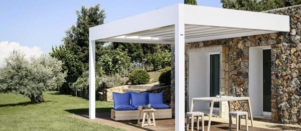  PERGOLA ADDOSSATA CON TELO DI COPERTURA MOBILE IN QUESTA SOLUZIONE  L'ACQUA VIENE SCARICATA ATTRAVERSO LE GAMBE VERTICALI