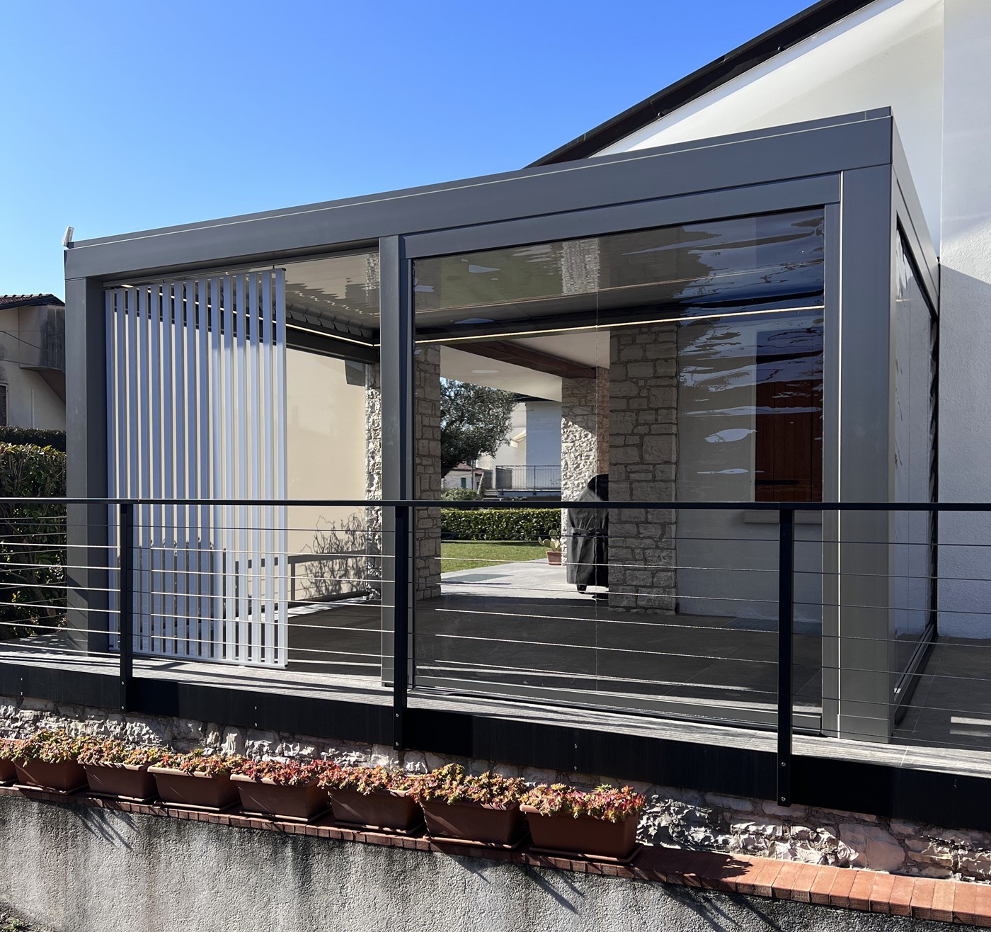 Pergola Bioclimatica addossata tra le colline del Prosecco 