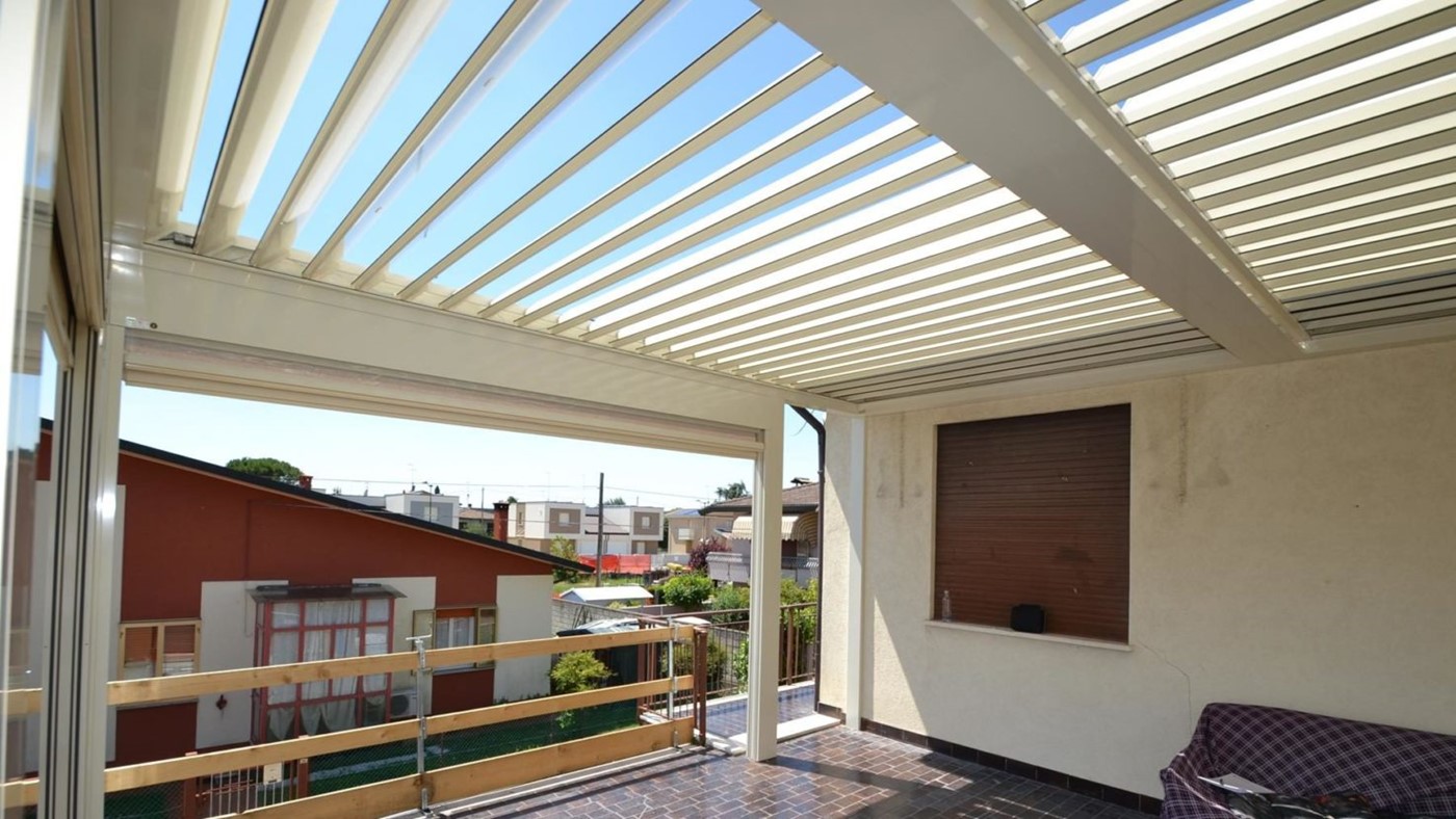 Pergola Bioclimatica Joy accoppiata a Treviso con doppi teli Click Zip 