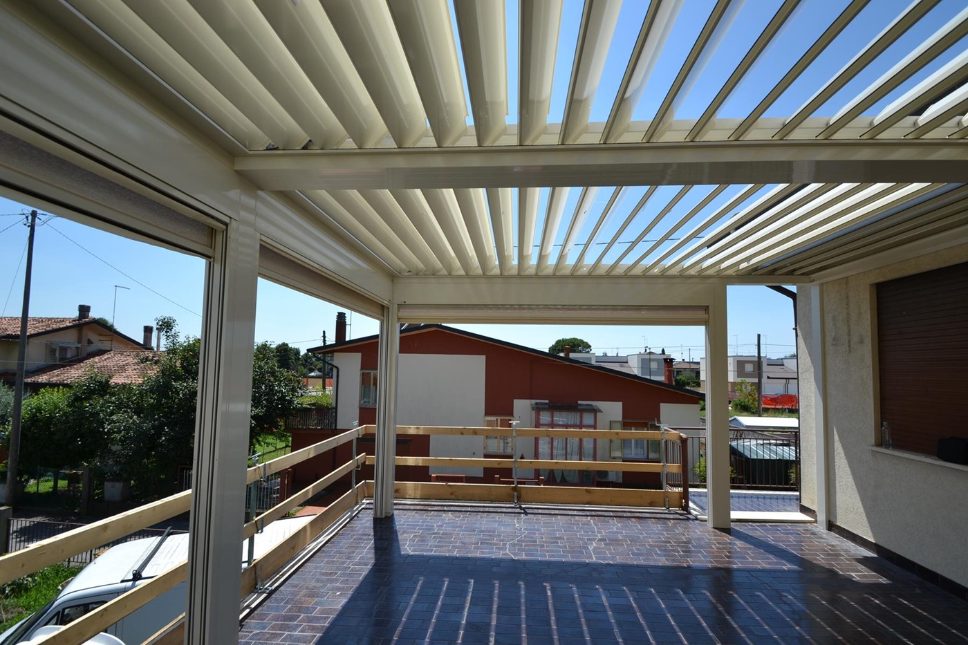 Pergola Bioclimatica Joy accoppiata a Treviso con doppi teli Click Zip 