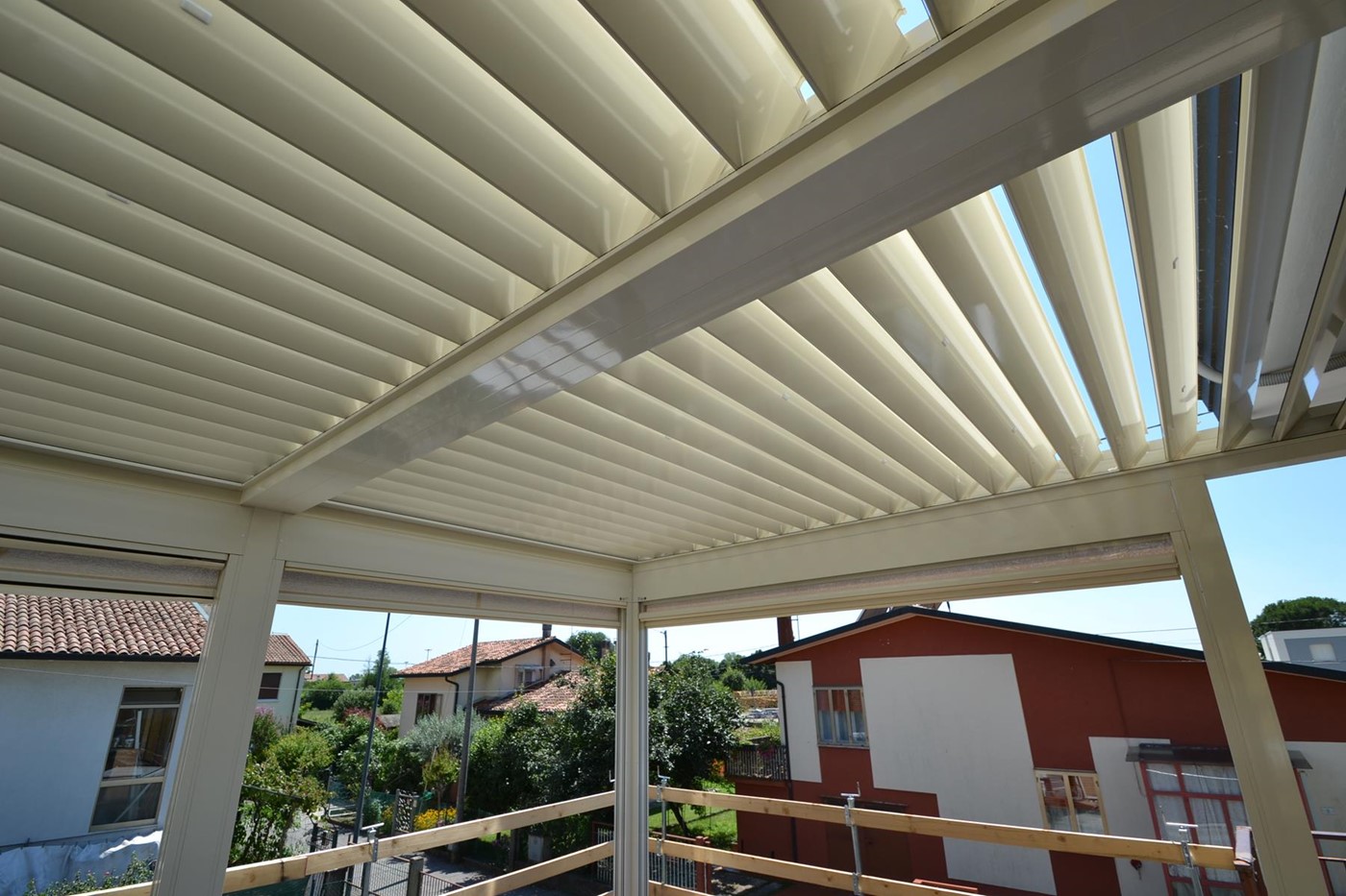 Pergola Bioclimatica Joy accoppiata a Treviso con doppi teli Click Zip 