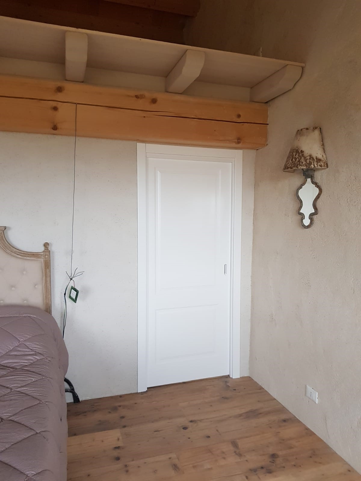 Porte interne laccate bianche in una casa stile rurale 