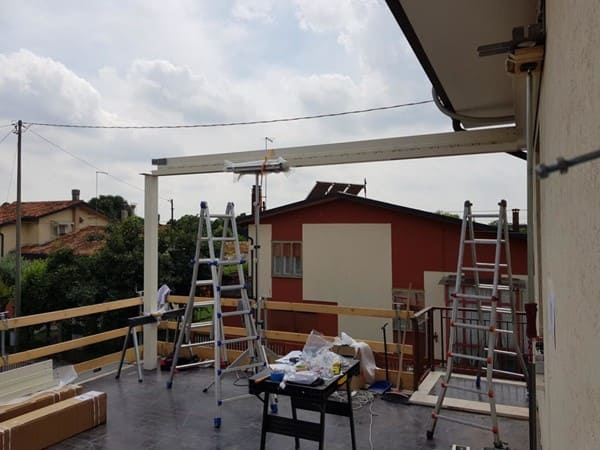 Pergola Bioclimatica Joy accoppiata a Treviso con doppi teli Click Zip 