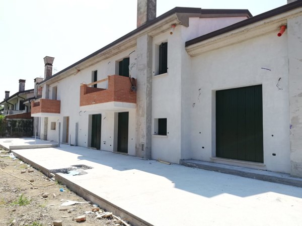 Serramenti, scuri e porte blindate su una bifamiliare nuova a Jesolo 