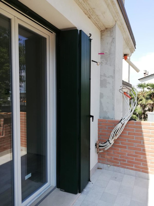 Serramenti, scuri e porte blindate su una bifamiliare nuova a Jesolo 