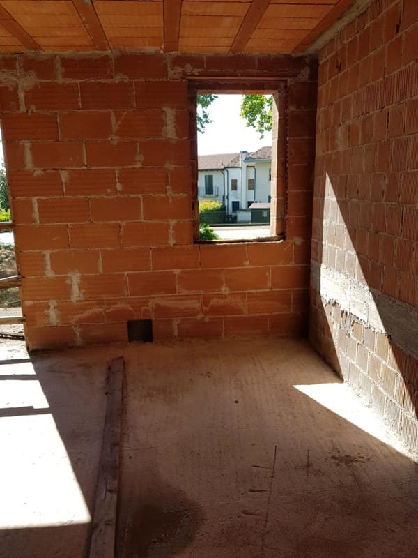 Serramenti, scuri e porte blindate su una bifamiliare nuova a Jesolo 