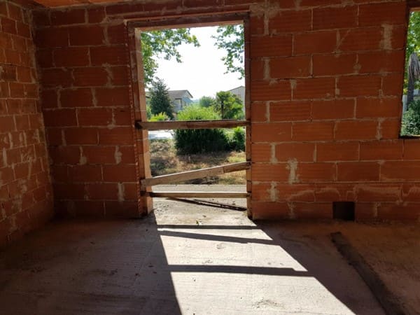 Serramenti, scuri e porte blindate su una bifamiliare nuova a Jesolo 
