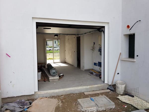 Serramenti, scuri e porte blindate su una bifamiliare nuova a Jesolo 