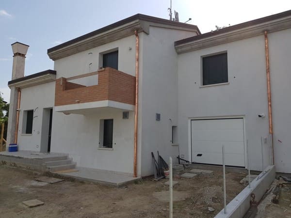 Serramenti, scuri e porte blindate su una bifamiliare nuova a Jesolo 