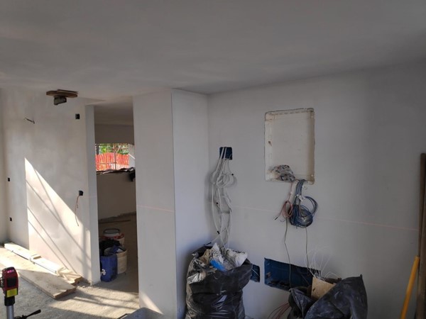 Serramenti, scuri e porte blindate su una bifamiliare nuova a Jesolo 