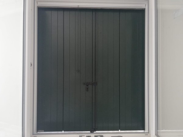 Serramenti, scuri e porte blindate su una bifamiliare nuova a Jesolo 