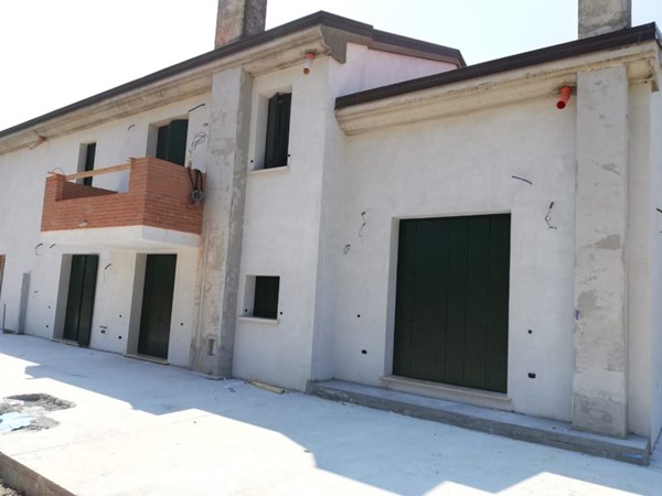 Serramenti, scuri e porte blindate su una bifamiliare nuova a Jesolo 