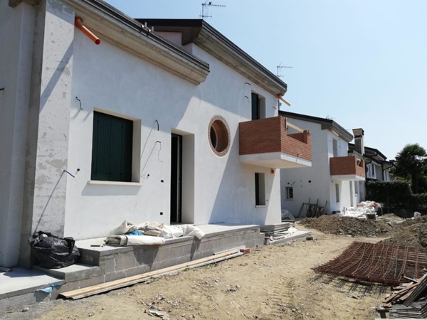 Serramenti, scuri e porte blindate su una bifamiliare nuova a Jesolo 