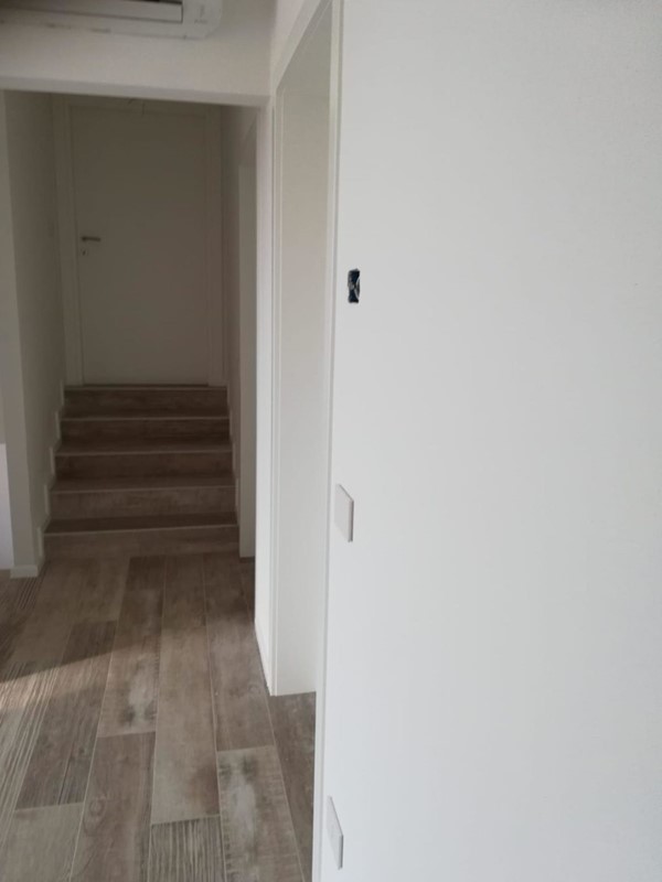 Serramenti, scuri e porte blindate su una bifamiliare nuova a Jesolo 