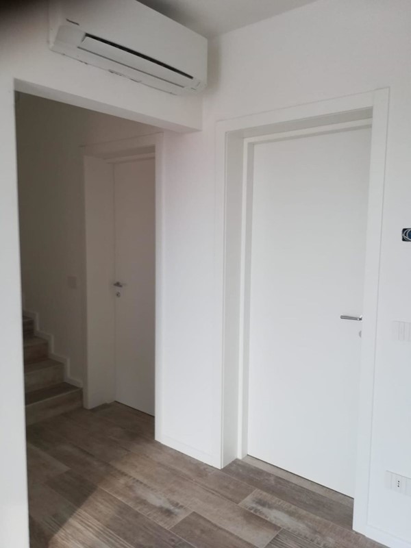 Serramenti, scuri e porte blindate su una bifamiliare nuova a Jesolo 