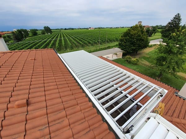 Installazione di una pergola bioclimatica Med Joy a Fontanelle 