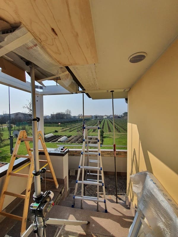 Installazione di una pergola bioclimatica Med Joy a Fontanelle 