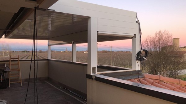 Installazione di una pergola bioclimatica Med Joy a Fontanelle 